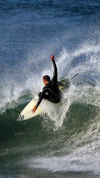 Surfer na fali