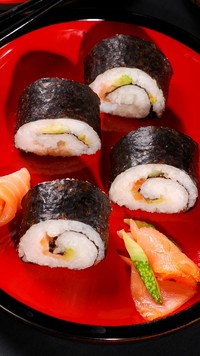 Sushi na talerzu