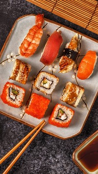 Sushi z pałeczkami na talerzu