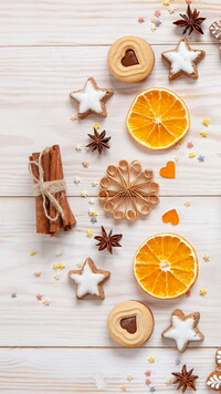Świąteczne ciasteczka i plasterki pomarańczy