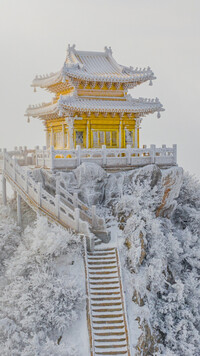 Świątynia na zaśnieżonej skale