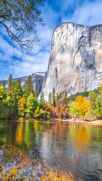 Szczyt El Capitan nad rzeką Merced River