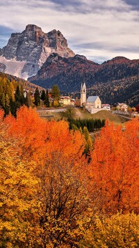 Szczyt Monte Pelmo w Dolomitach i wioska San Vito di Cadore