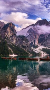 Szereg łodzi na jeziorze Lago di Braies w Dolomitach