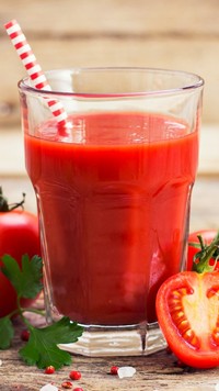 Szklanka soku pomidorowego