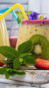 Szklanka z koktajlem owocowym na desce