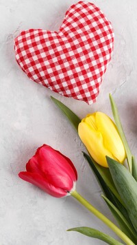 Szmaciane serduszko i dwa tulipany