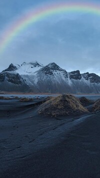 Tęcza nad górą Vestrahorn w Islandii