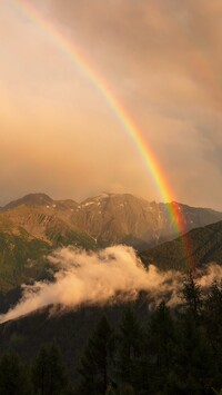 Tęcza nad górami i lasami