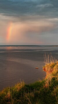 Tęcza nad rzeką Kama w Rosji