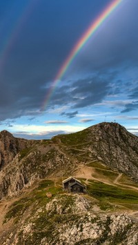 Tęcza nad szczytem Hafelekarspitze