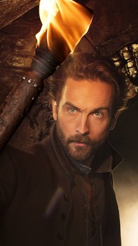 Tom Mison z pochodnią