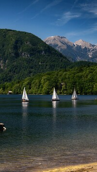 Trzy żaglówki na jeziorze Bohinj