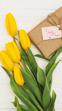 Tulipany i prezent dla mamy