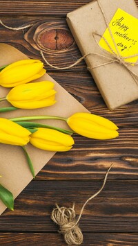 Tulipany i prezent na Dzień Matki