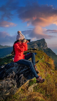 Turystyka z aparatem fotograficznym na skale