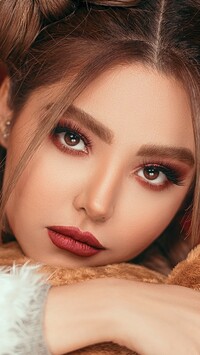 Twarz kobiety z upiętymi włosami