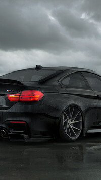 Tył czarnego BMW M4 F82