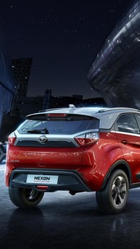 Tył czerwonego Tata Nexon