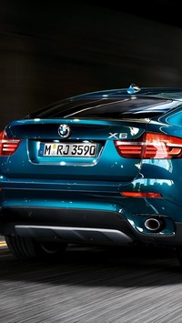 Tył niebieskiego BMW X6