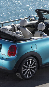 Tył niebieskiego Mini Coopera Cabrio