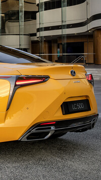 Tył żółtego Lexusa LC 500