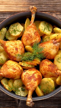 Udka kurczaka z ziemniakami na patelni