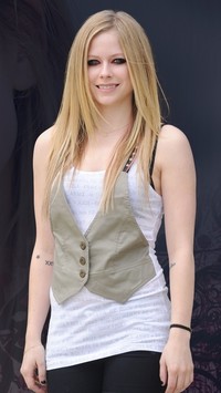 Uśmiechnięta Avril Lavigne