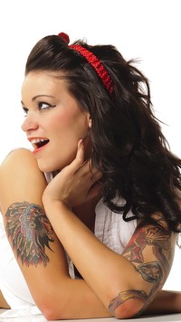 Uśmiechnięta dziewczyna z tatuażami na rękach