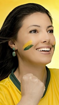 Uśmiechnięta kobieta w barwach brazylijskich