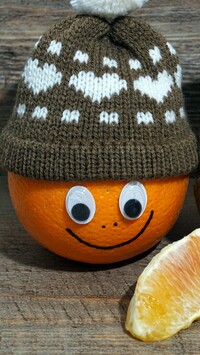 Uśmiechnięta pomarańcza w czapce