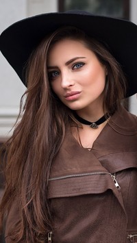 Veronika Avdeeva w kurtce i kapeluszu