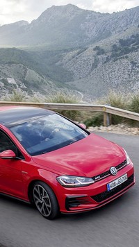 Volkswagen Golf 7 na tle gór