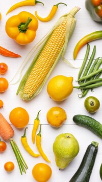 Warzywa i owoce na deskach
