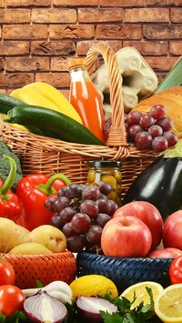 Warzywa i owoce w koszyku i obok