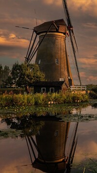 Wiatrak nad kanałem w Kinderdijk