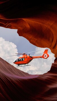 Widok na helikopter z jaskini