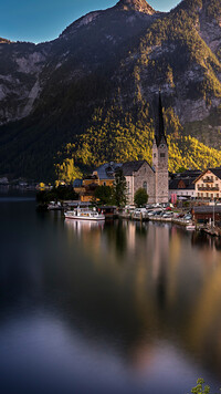 Widok na kościół w Hallstatt i Góry Salzburskie