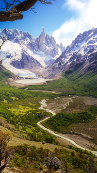 Widok na ośnieżone góry i szczyt Fitz Roy