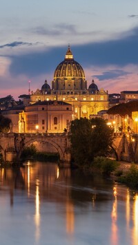 Widok na oświetloną Bazylikę św Piotra w Watykanie