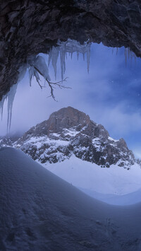 Widok na pasmo Picos de Europa zimową porą