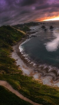 Widok na Playa del Silencio i małą zatokę pod chmurami