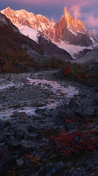 Widok na rozświetloną górę Cerro Torre