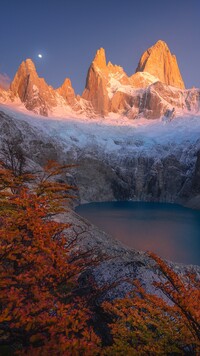 Widok na rozświetlony szczyt Fitz Roy