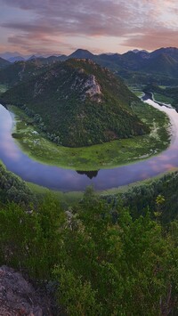 Widok na zakole rzeki Crnojevica w Czarnogórze