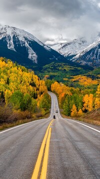 Widok z drogi na góry San Juan Mountains