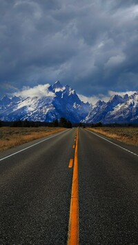 Widok z drogi na góry Teton Range pod chmurami