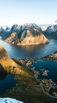 Widok z góry na wioski na norweskich Lofotach