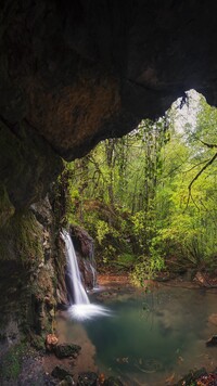 Widok z jaskini na wodospad