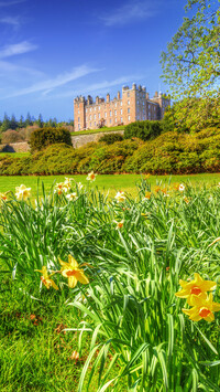 Widok z łąki na Zamek Drumlanrig w Szkocji